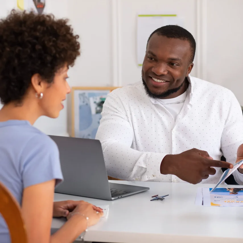 personnes-de-taille-moyenne-dans-le-bureau-d-une-agence-de-voyages