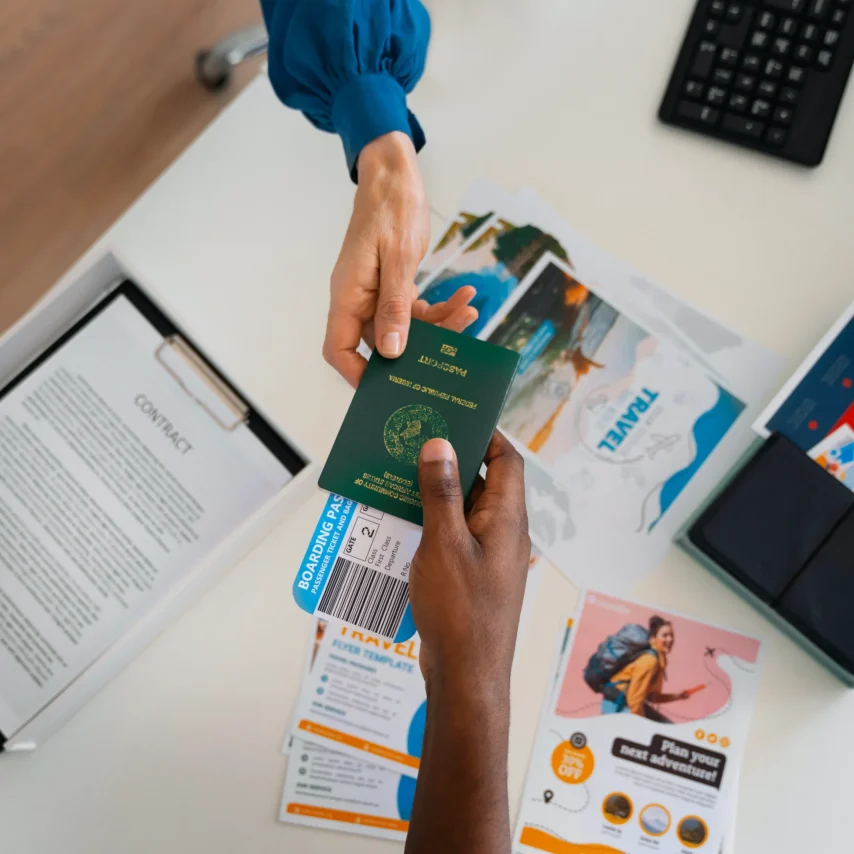 vue-de-dessus-des-mains-tenant-des-documents-de-voyage